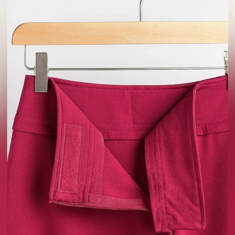Anne Taylor Women's Size 0 Maroon Pencil Skirt With Front Buttons. Side Zip